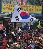 [포토] 애국단체 국민대회에 휘날리는 태극기