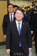 [포토] 기자회견장 나서는 안철수 의원