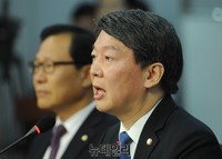 [포토] 신당창당 공식 입장 발표하는 안철수