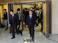[포토] 기자회견장 나서는 안철수 의원