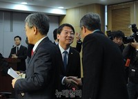 [포토] 신당창당 발표후 악수하는 안철수-유성엽