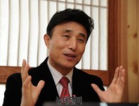 [포토] 인터뷰하는 고려대 이호열 교수