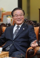 [포토] 인터뷰하는 정갑윤 국회부의장