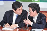 [포토] 대화 나누는 이종걸 원내대표와 이목희 의장