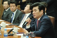 [포토] 쟁점법안 회의 참석한 원유철 원내대표