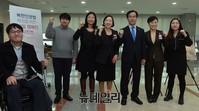 [포토] 북한인권법 사진전시장 방문한 김영우 의원과 북통모 회원