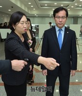 [포토] 북한인권법 사진전시 둘러보는 김영우의원-인지연대표