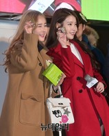 [포토] 홍대서 팬들과 소주로 만난 아이유