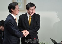 [포토] 반갑게 인사 나누는 천정배-이종걸