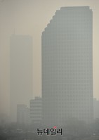 [포토] 중국발 스모그 유입, 1km 앞도... '답답한 스모그마스'