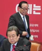 [포토] 김무성 대표 지나치는 서청원 최고위원