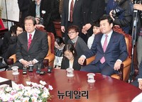 [포토] 새정치 지도부 기다리는 새누리 지도부