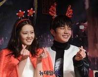 [포토] 고아라-유승호 '팬들 향한 크리스마스 선물'