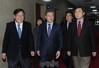 [포토] 국회의장 주재 회동 입장하는 새정치 지도부