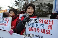 [포토] 정의화 국회의장에게 호소하는 엄마부대 주옥순 대표
