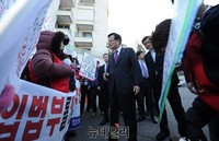 [포토] 정의화 국회의장, 출근길 엄마부대 면담