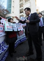 [포토] 출근길 엄마부대봉사단 만난 정의화 국회의장