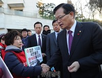 [포토] 정의화 국회의장과 악수하는 주옥순 대표