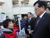 [포토] 국회의장에게 호소하는 엄마부대 주옥순 대표