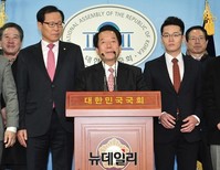 [포토] 기자회견 갖는 김희철 전 의원