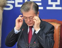 [포토] 안경 만지는 더불어민주당 문재인 대표