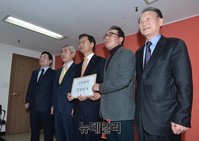 [포토] 국민회의 입당원서 든 천정배 위원장