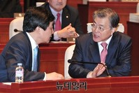 [포토] 대화 나누는 더불어민주당 문재인 대표와 이종걸 원내대표