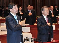 [포토] 국민의례하는 문재인-이종걸