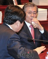 [포토] 물마시는 더불어민주당 문재인 대표