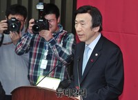 [포토] 새누리당 의원총회 찾은 윤병세 장관