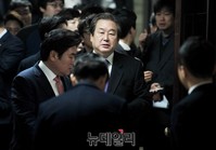 [포토] 의원총회 참석하는 김무성 새누리당 대표