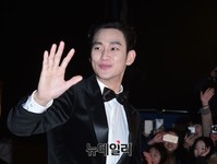 [KBS연기대상] 팬들에게 인사하는 김수현