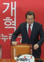 [포토] 새누리당 최고위원회의 착석하는 김무성 대표