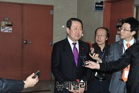 [포토] 기자들의 질무에 답하는 박주선 의원