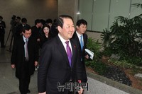 [포토] 기자회견장 떠나는 박주선 의원
