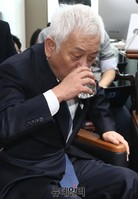 [포토] 기자간담회서 물마시는 김한길