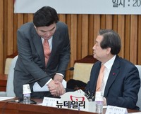 [포토] 총선 공약개발본부 발족, 악수하는 김무성-원유철