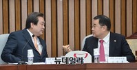 [포토] 총선 공약개발발족식, 대화하는 김무성-김정훈