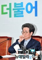 [포토] 굳은 표정으로 원내대책회의 자리한 이목희 의원