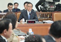 [포토] 의원들의 질문에 답하는 홍윤식 장관 후보자