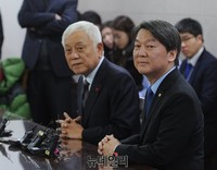 [포토] 같은 곳 응시하는 김한길-안철수