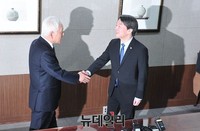 [포토] 손잡은 김한길-안철수