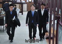 [포토] 오찬 회동위해 입장하는 안철수 의원