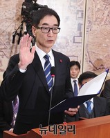 [포토] 선서하는 이준식 교육부장관 후보자