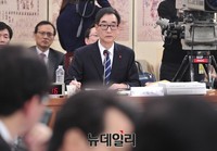 [포토] 의원들의 질문에 답하는 이준식 후보자