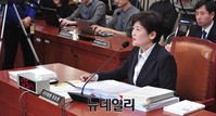 [포토] 의원들의 질문에 답하는 강은희 후보자