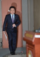 [포토] 탈당 기자회견장 입장하는 김영환 의원