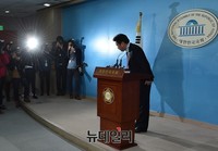 [포토] 기자회견장 떠나는 김영환 의원