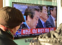 [포토] 북한 대남방송 속보 보는 시민들