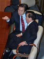 [포토] 대화나누는 김무성-서청원